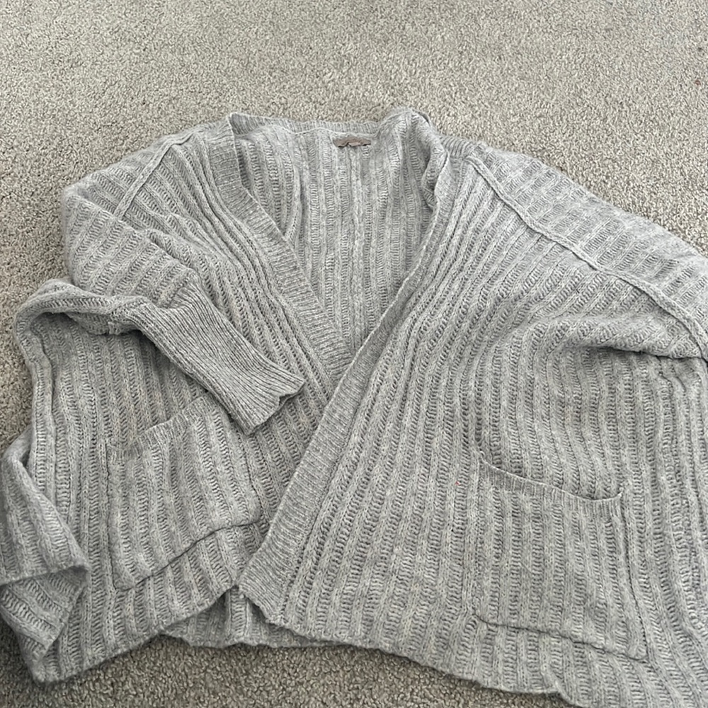 Wonderly M gray cardigan. Can fit l-xl because I can still wear it.